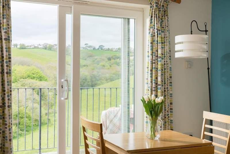 Cosy Beachfront Retreat With Stunning Sea Views & Free Access To A Local Indoor Pool Talland Exterior photo